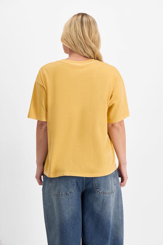 Zoe (She/Her) wears size L and is 170cm tall with 98cm chest and 85cm waist