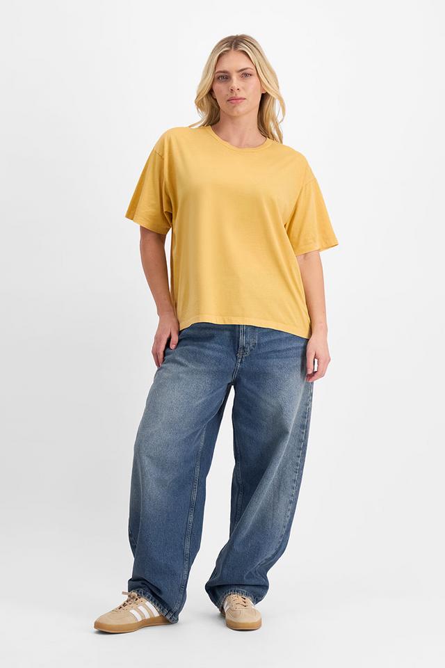 Zoe (She/Her) wears size L and is 170cm tall with 98cm chest and 85cm waist
