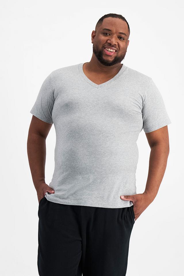 Jonathan (He/Him) wears size XL and is 183cm tall with 124cm chest and 107cm waist