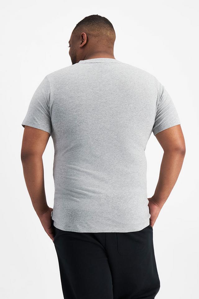 Jonathan (He/Him) wears size XL and is 183cm tall with 124cm chest and 107cm waist