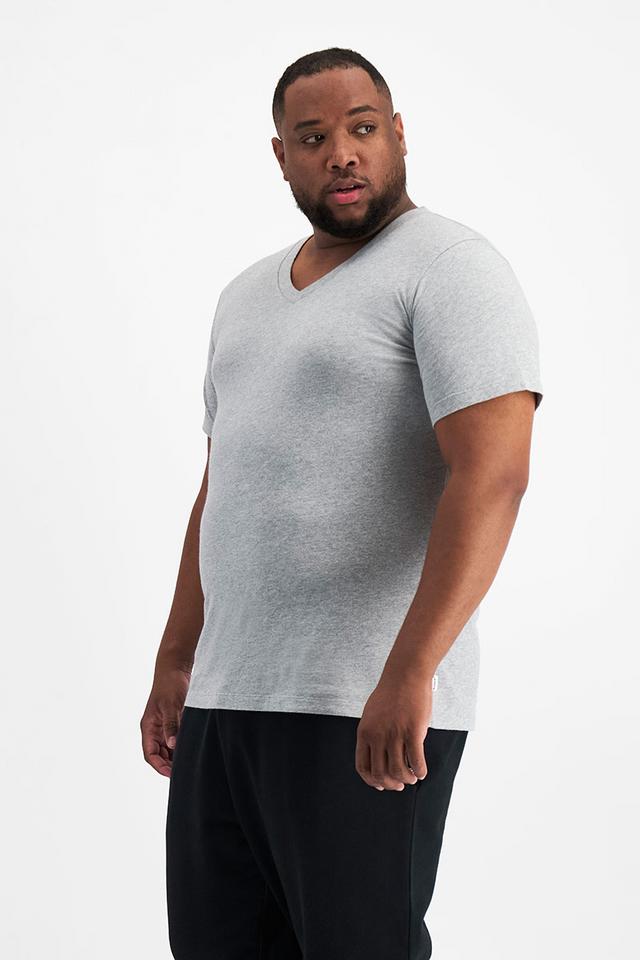 Jonathan (He/Him) wears size XL and is 183cm tall with 124cm chest and 107cm waist