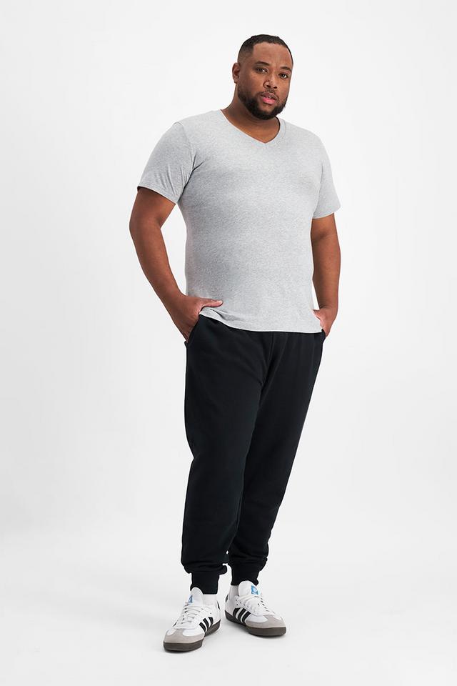 Jonathan (He/Him) wears size XL and is 183cm tall with 124cm chest and 107cm waist