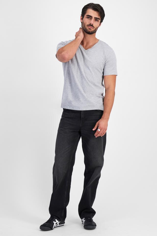 Sam (He/Him) wears size M and is 192cm tall with 100cm chest and 82cm waist