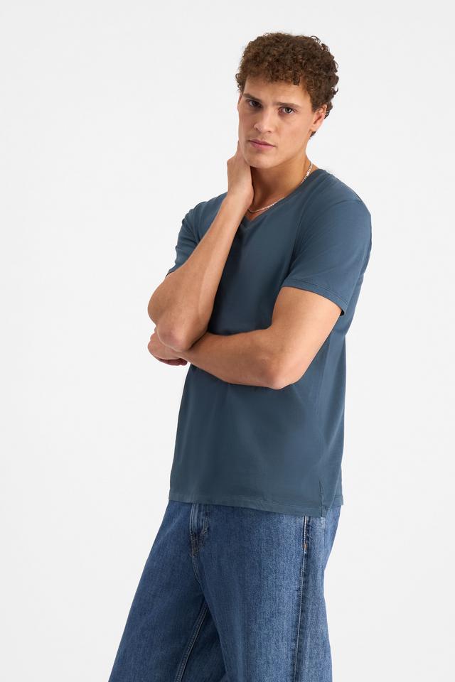 Kya (He/Him) wears size M and is 189cm tall with 99cm chest and 81cm waist