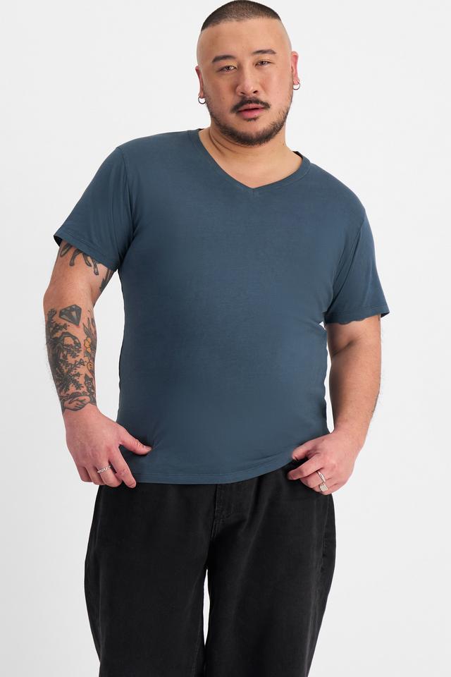 Mike (He/Him) wears size XL and is 180cm tall with 120cm chest and 96cm waist