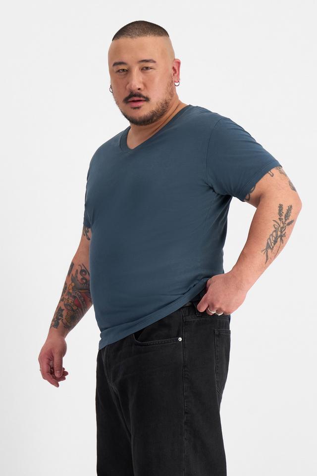 Mike (He/Him) wears size XL and is 180cm tall with 120cm chest and 96cm waist