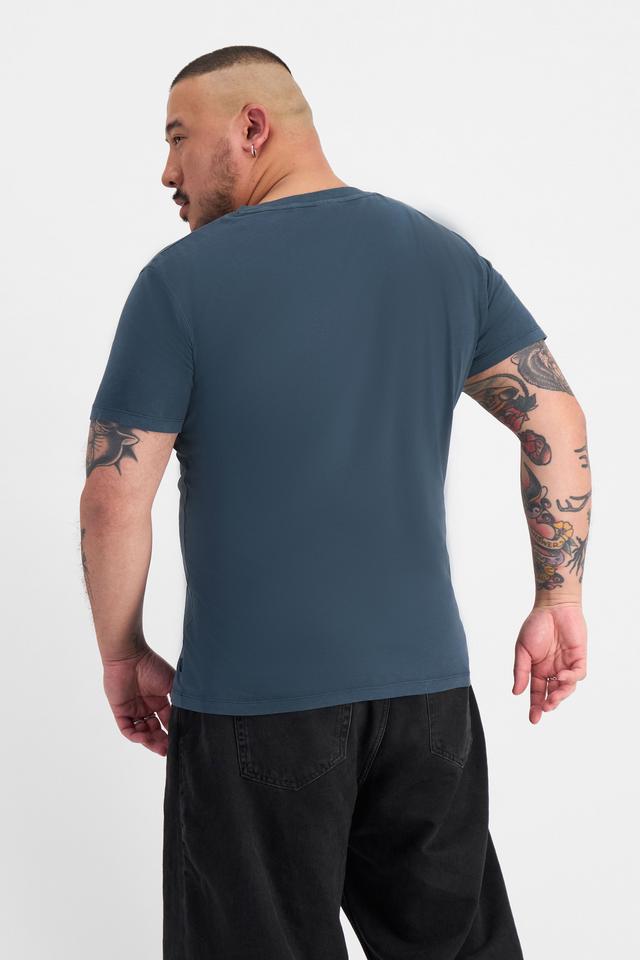 Mike (He/Him) wears size XL and is 180cm tall with 120cm chest and 96cm waist