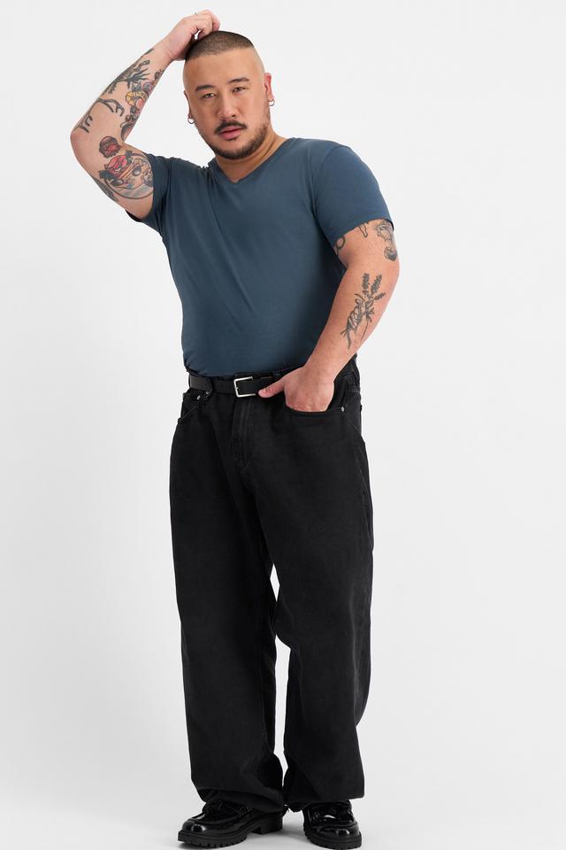Mike (He/Him) wears size XL and is 180cm tall with 120cm chest and 96cm waist