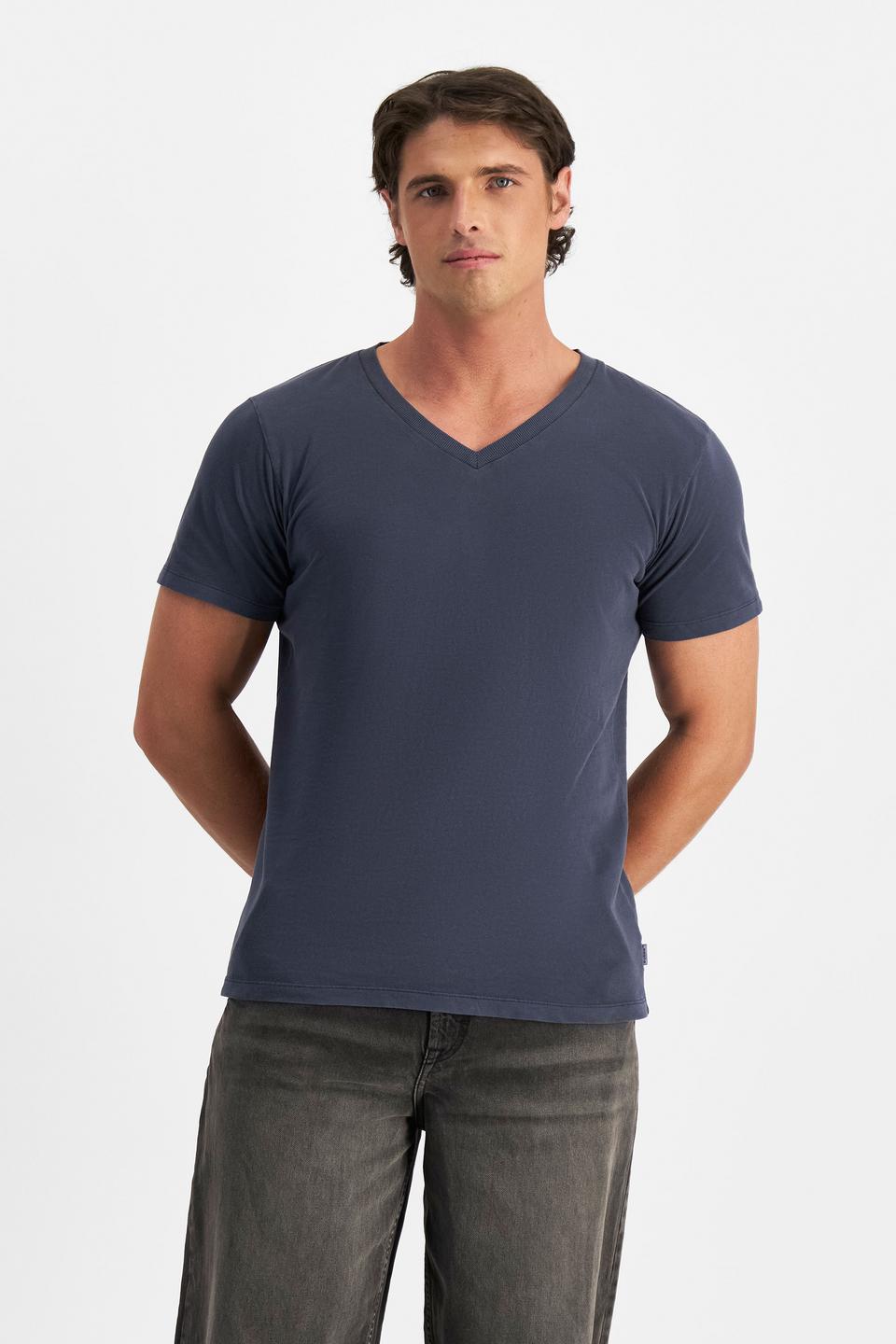 JOSH (He/Him) wears size M and is 185.48cm tall with 99cm chest and 81cm waist