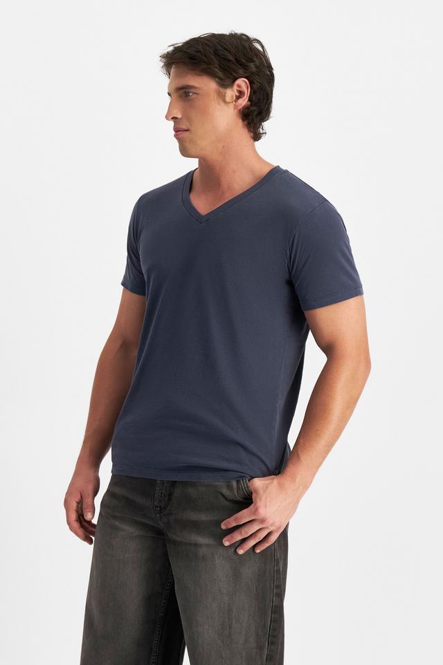 JOSH (He/Him) wears size M and is 185.48cm tall with 99cm chest and 81cm waist