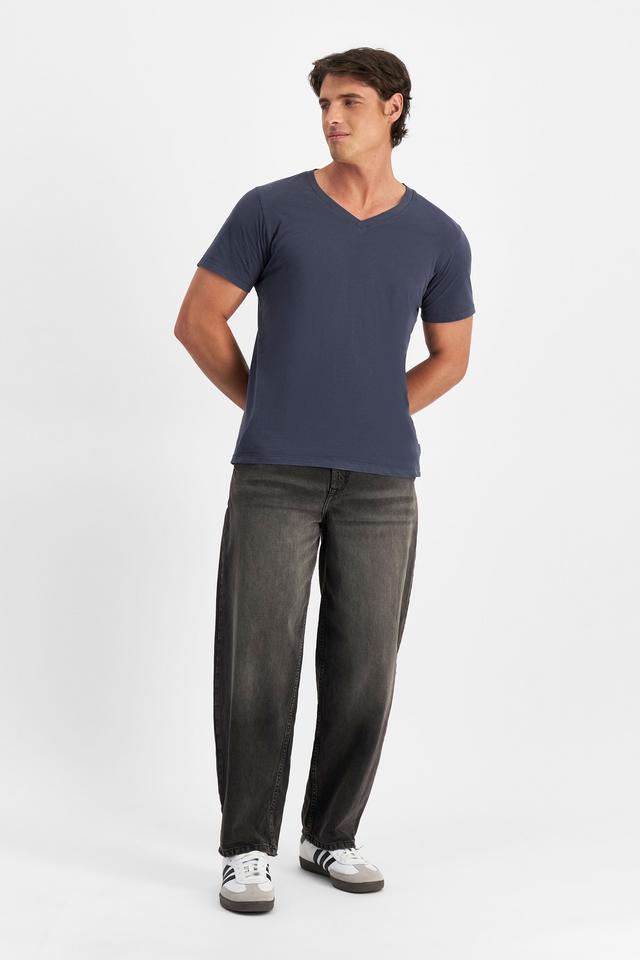 JOSH (He/Him) wears size M and is 185.48cm tall with 99cm chest and 81cm waist