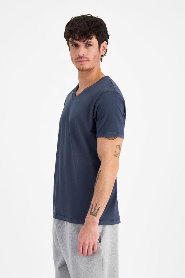 Luke (He/Him) wears size Medium and is 184cm tall
