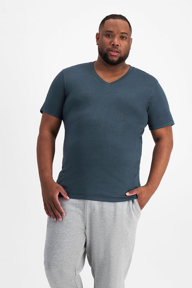 Jonathan (He/Him) wears size XL and is 183cm tall with 124cm chest and 107cm waist