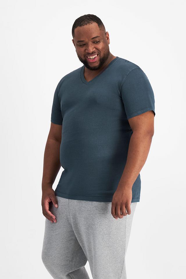 Jonathan (He/Him) wears size XL and is 183cm tall with 124cm chest and 107cm waist