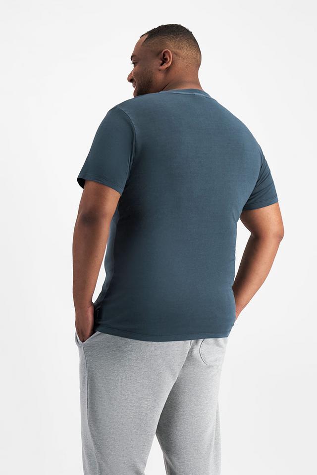 Jonathan (He/Him) wears size XL and is 183cm tall with 124cm chest and 107cm waist