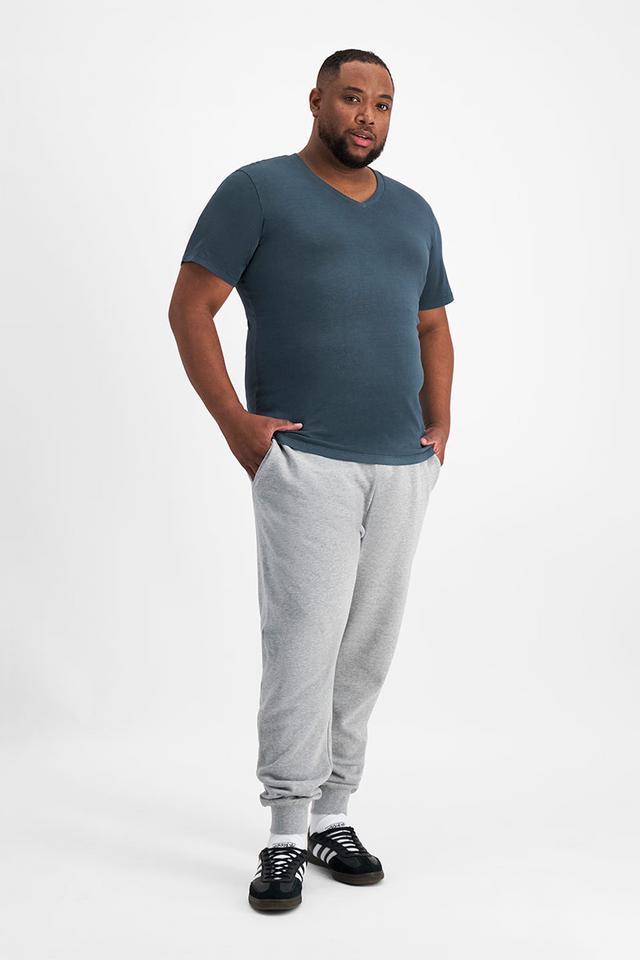 Jonathan (He/Him) wears size XL and is 183cm tall with 124cm chest and 107cm waist