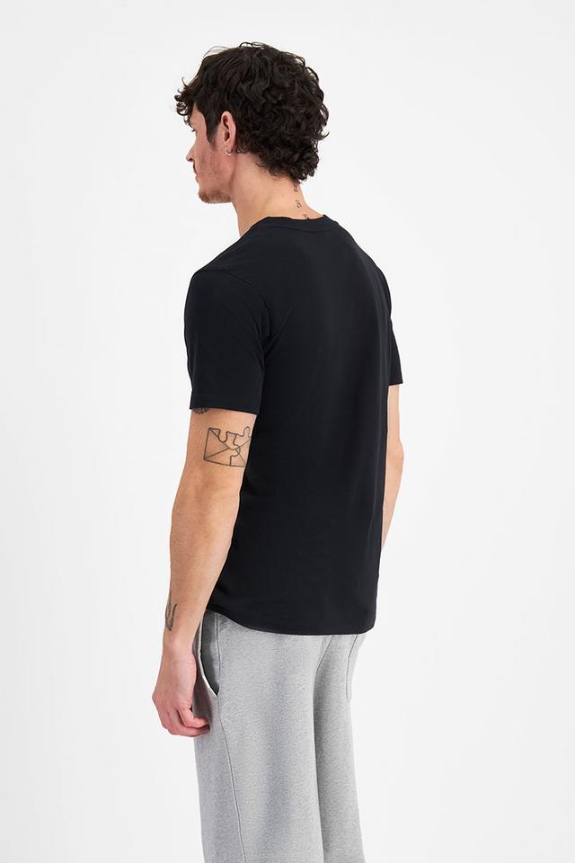 Luke (He/Him) wears size Medium and is 184cm tall