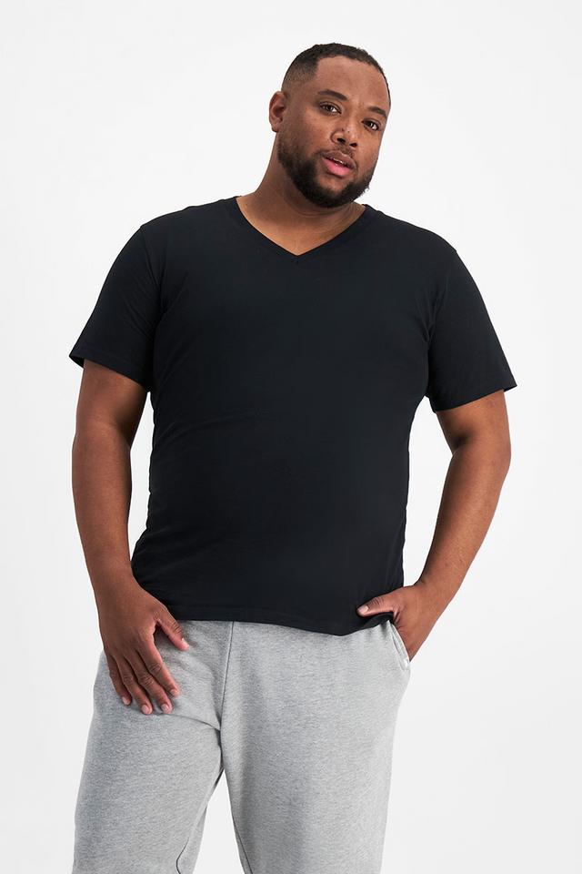 Jonathan (He/Him) wears size XL and is 183cm tall with 124cm chest and 107cm waist