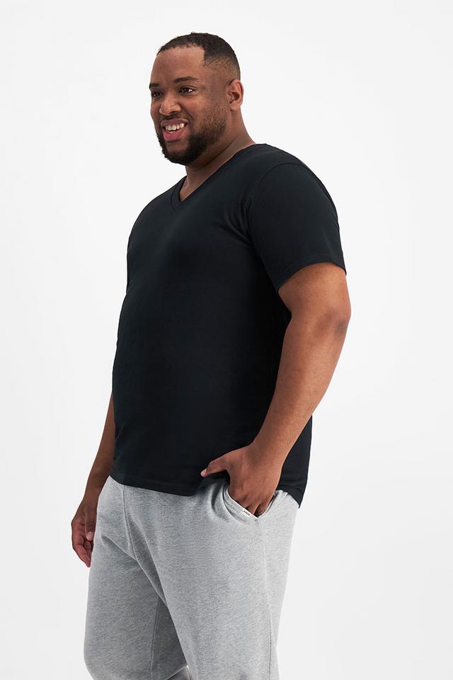 Jonathan (He/Him) wears size XL and is 183cm tall with 124cm chest and 107cm waist