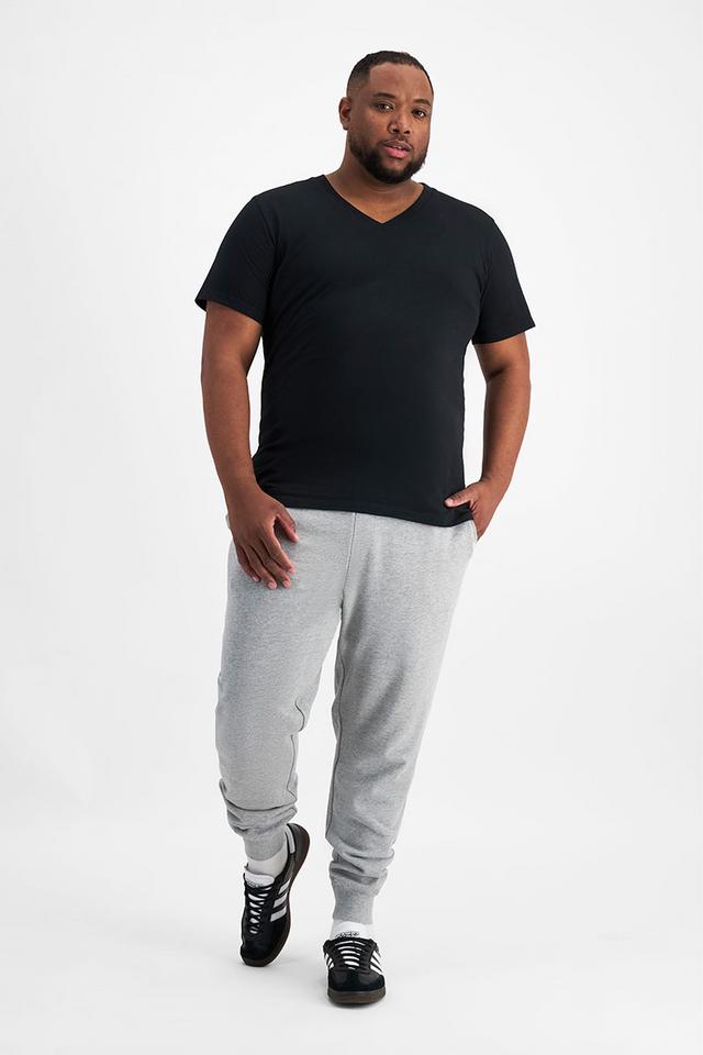Jonathan (He/Him) wears size XL and is 183cm tall with 124cm chest and 107cm waist