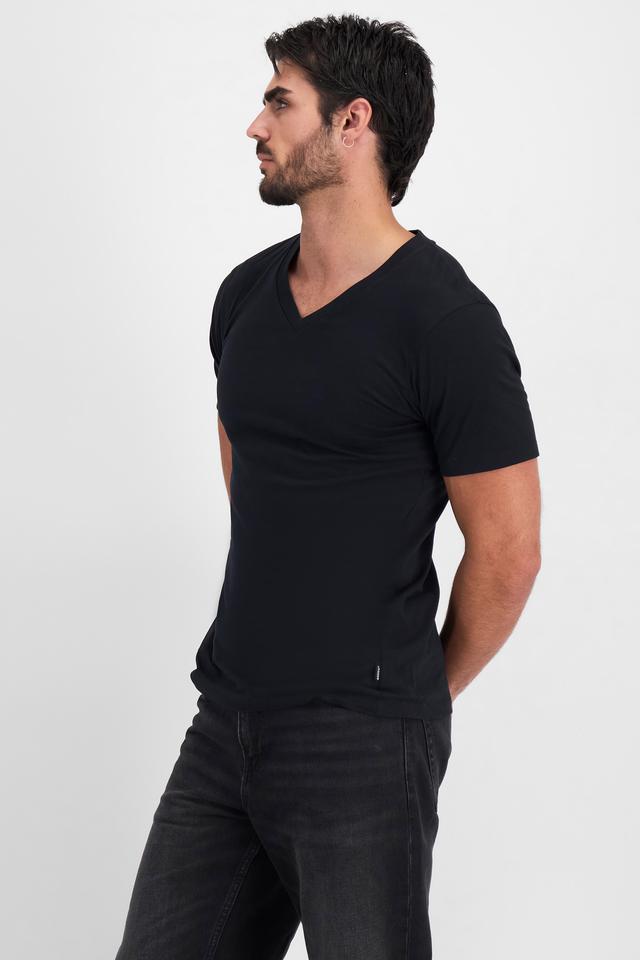 Sam (He/Him) wears size M and is 192cm tall with 100cm chest and 82cm waist