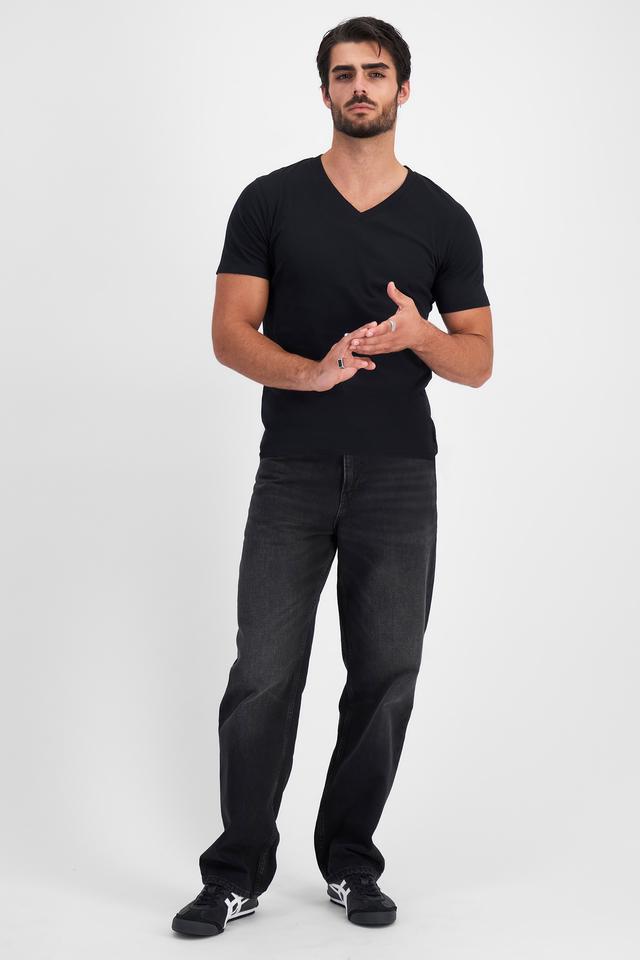 Sam (He/Him) wears size M and is 192cm tall with 100cm chest and 82cm waist
