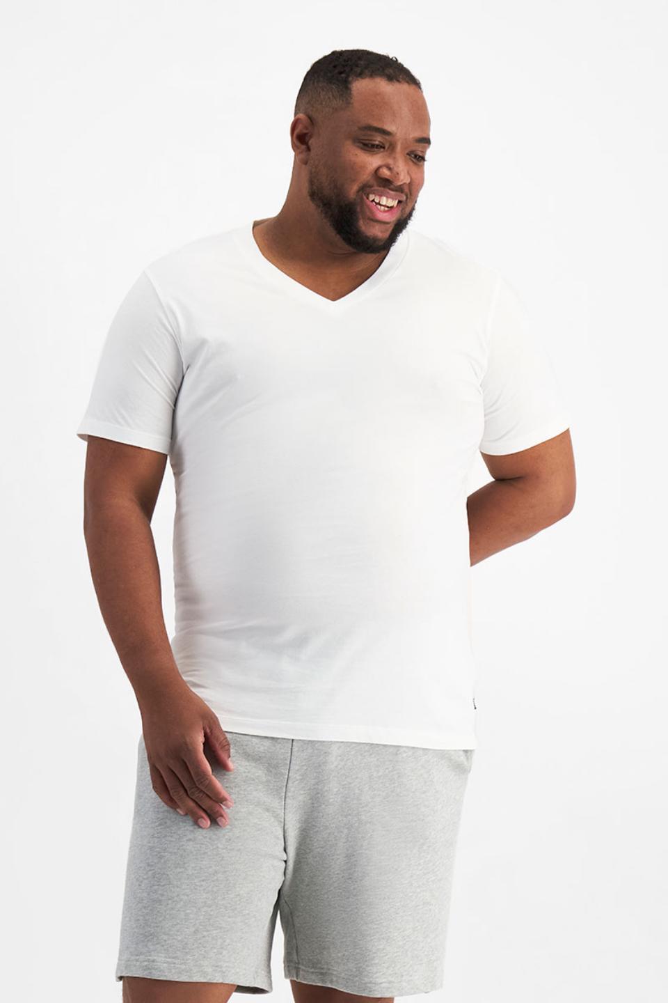 Jonathan (He/Him) wears size XL and is 183cm tall with 124cm chest and 107cm waist