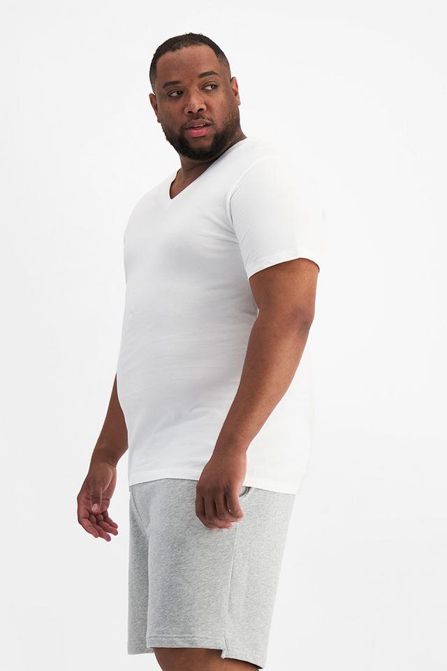 Jonathan (He/Him) wears size XL and is 183cm tall with 124cm chest and 107cm waist