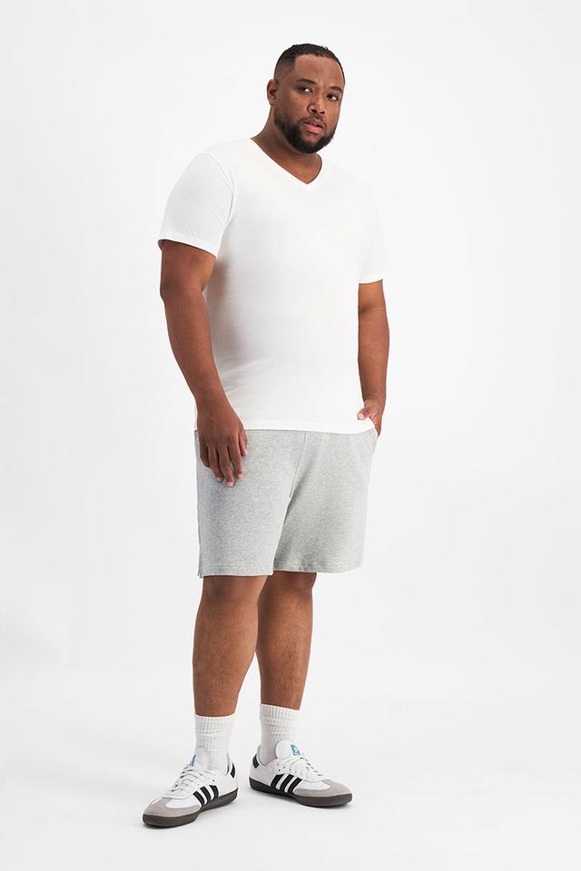 Jonathan (He/Him) wears size XL and is 183cm tall with 124cm chest and 107cm waist