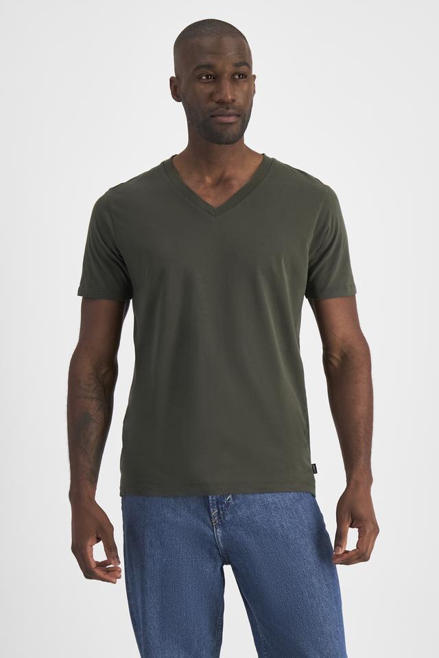 Paoulo (He/Him) wears size M and is 188cm tall with 98cm chest and 79cm waist