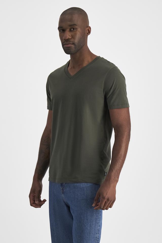 Paoulo (He/Him) wears size M and is 188cm tall with 98cm chest and 79cm waist