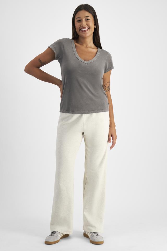 Leah (She/Her) wears size 14 and is 185cm
