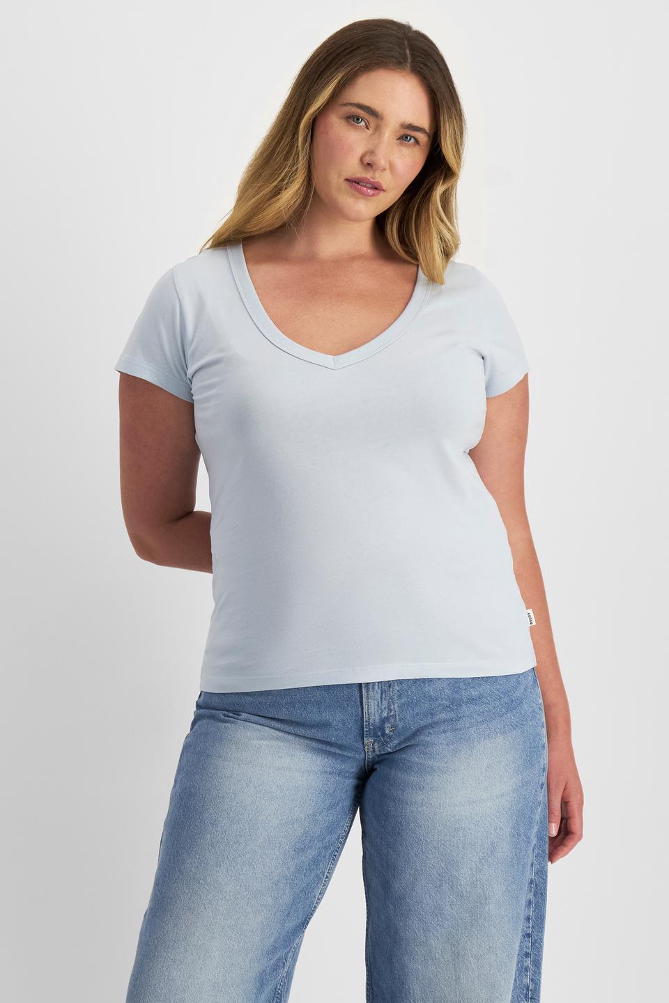 Chanel (She/Her) wears size L and is 176cm tall with 104cm chest and 89cm waist