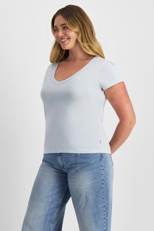 Chanel (She/Her) wears size L and is 176cm tall with 104cm chest and 89cm waist