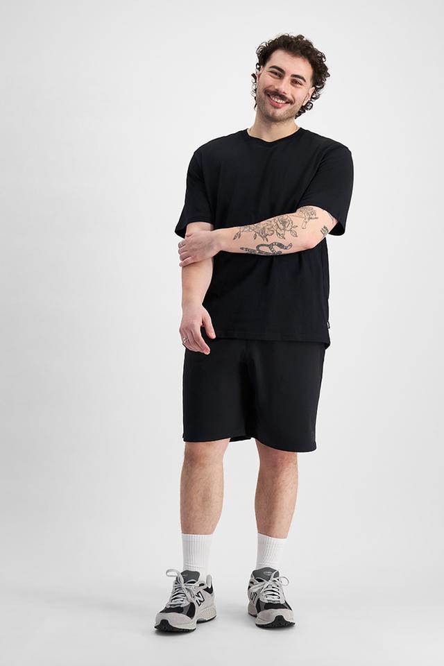 Sam (He/Him) wears size XL and is 178cm tall with 112cm chest