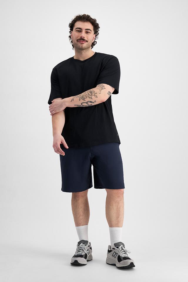 Sam (He/Him) wears size XL and is 178cm tall with 112cm chest