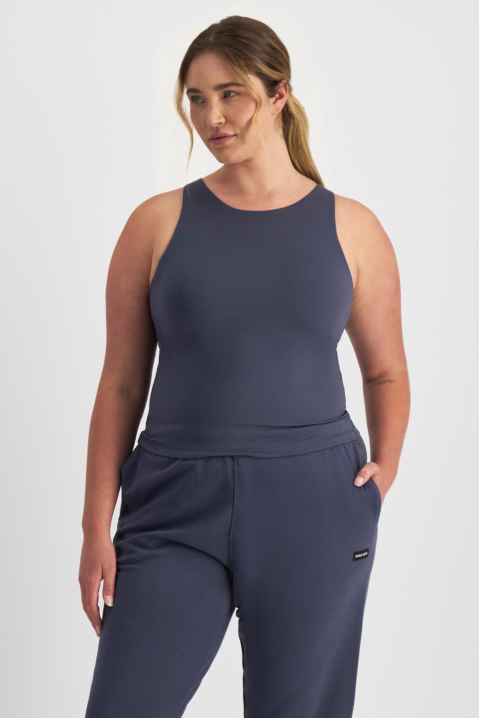 Chanel (She/Her) wears size L and is 176cm tall with 104cm chest and 89cm waist