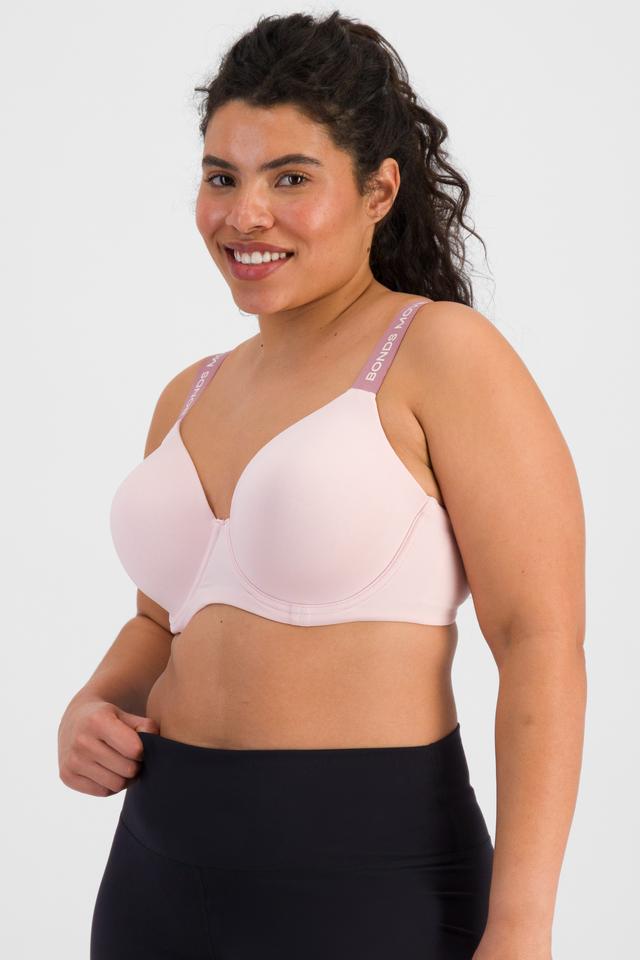 Laura (She/Her) wears size 14DD and is 165cm tall with 94cm chest and 76cm waist