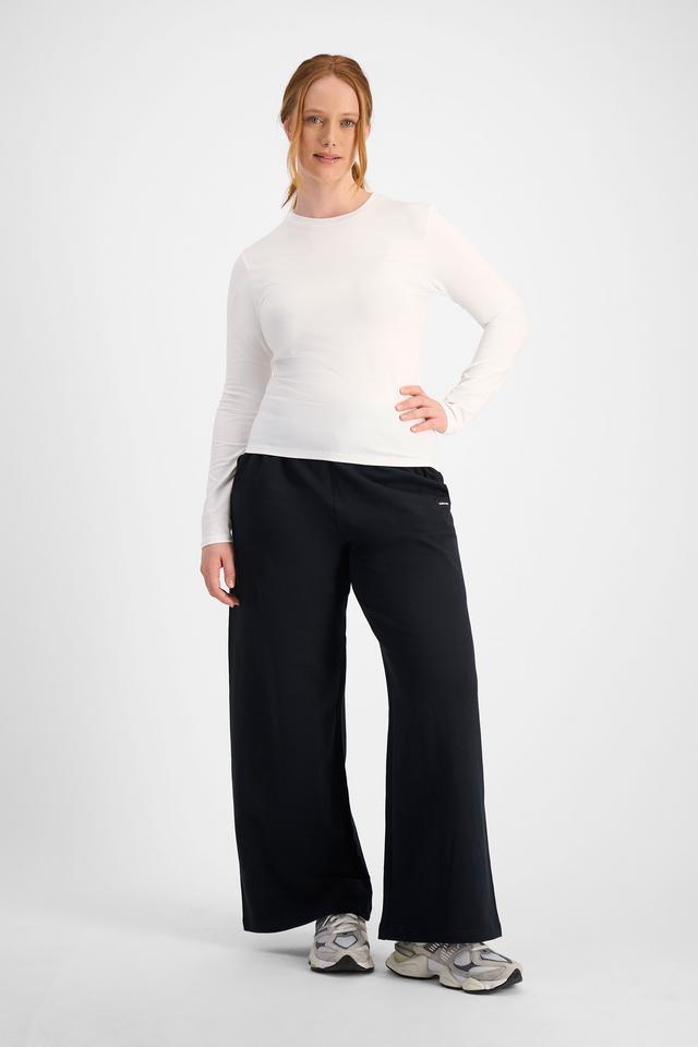 Martine (She/Her) wears size L and is 175cm tall with 82cm chest and 76cm waist