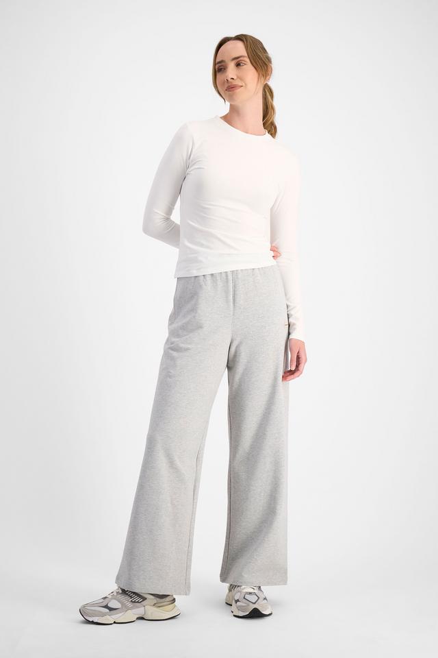 Mikaela (She/Her) wears size S and is 177cm tall with 89cm chest and 66cm waist