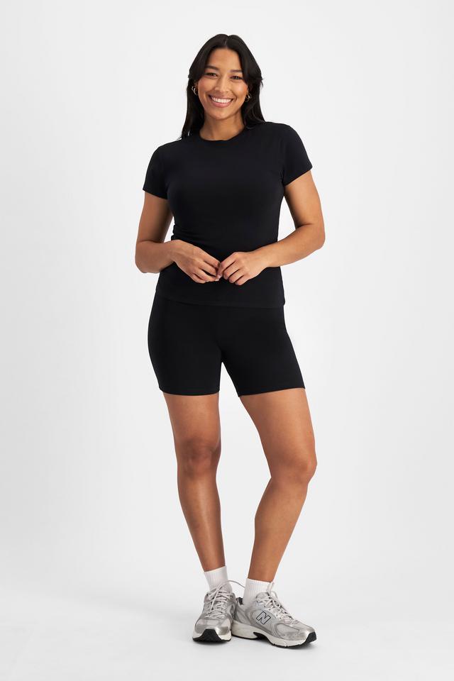 Alejandra (She/Her) wears size L and is 172cm tall with 100cm chest and 78cm waist