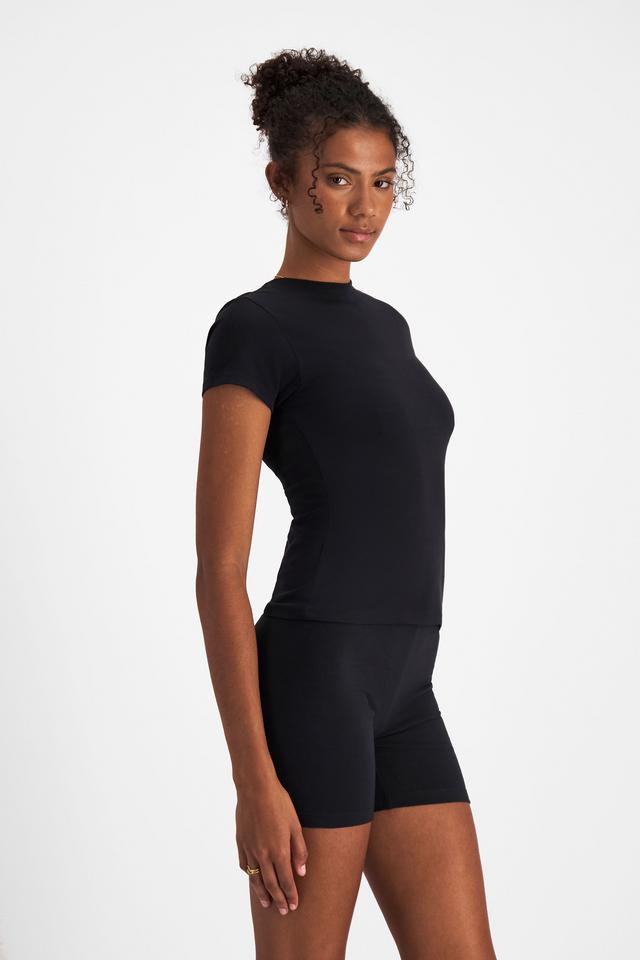 Norway (She/Her) wears size S and is 178cm tall with 82cm chest and 69cm waist