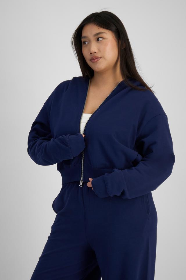 Chloe (She/Her) wears size L and is 165cm tall with 95cm chest and 78cm waist