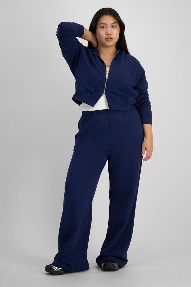 Chloe (She/Her) wears size L and is 165cm tall with 95cm chest and 78cm waist