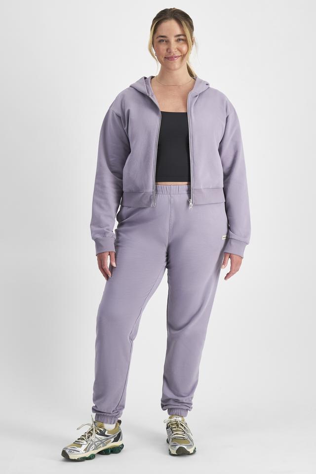 Chanel (She/Her) wears size L and is 176cm tall with 104cm chest and 89cm waist