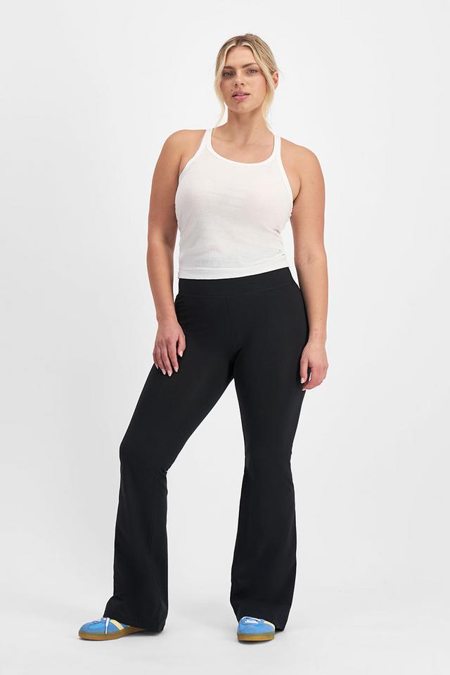 Zoe (She/Her) wears size Large and is 170cm tall with 98cm chest and 85cm waist