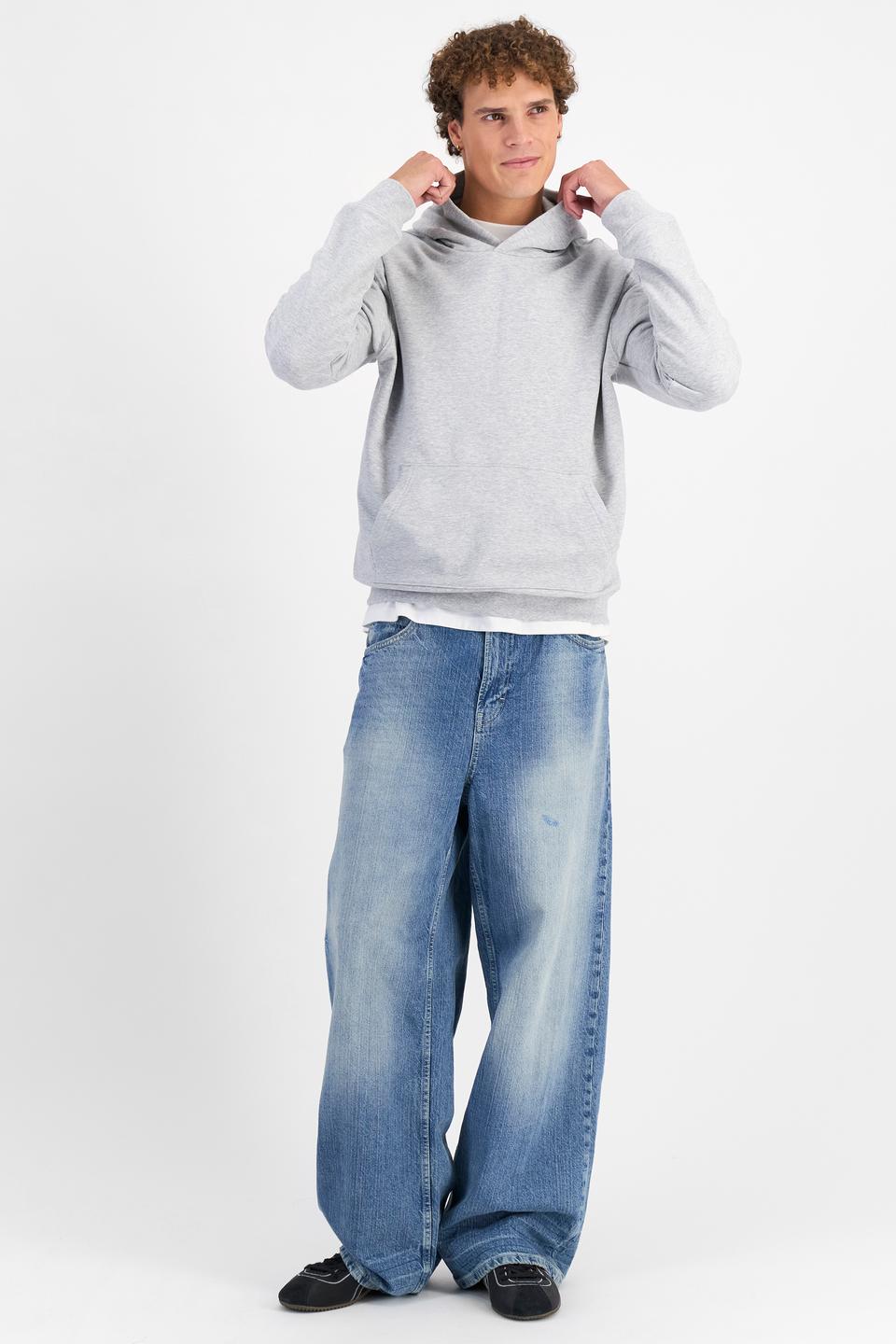 Kya (He/Him) wears size M and is 189cm tall with 99cm chest and 81cm waist
