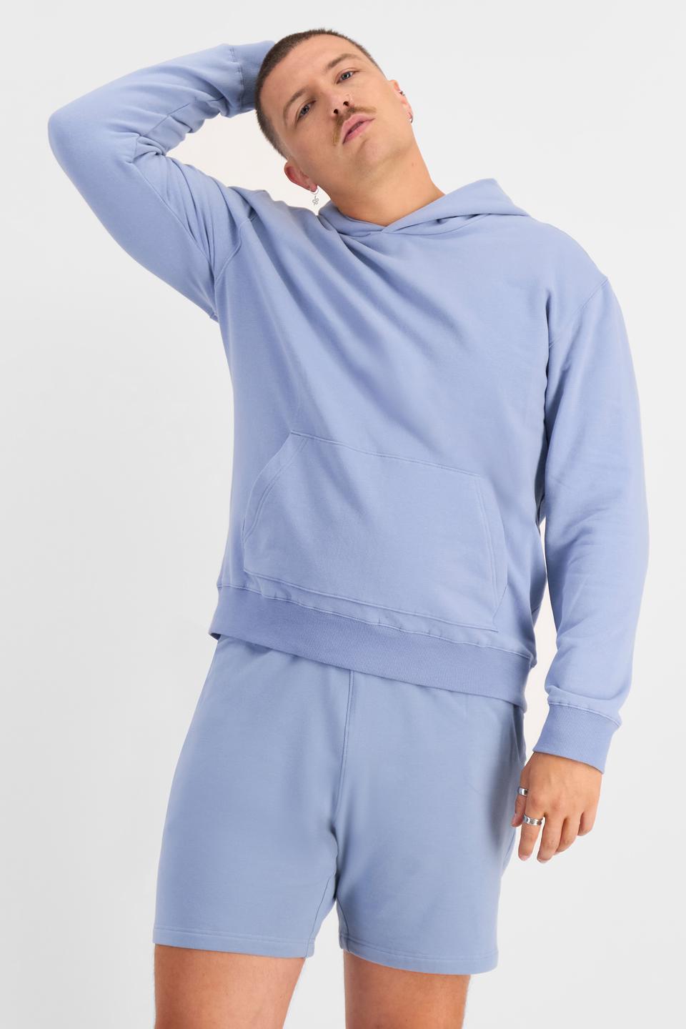Jake (He/Him) wears size XL and is 195cm tall with 115cm chest and 106cm waist