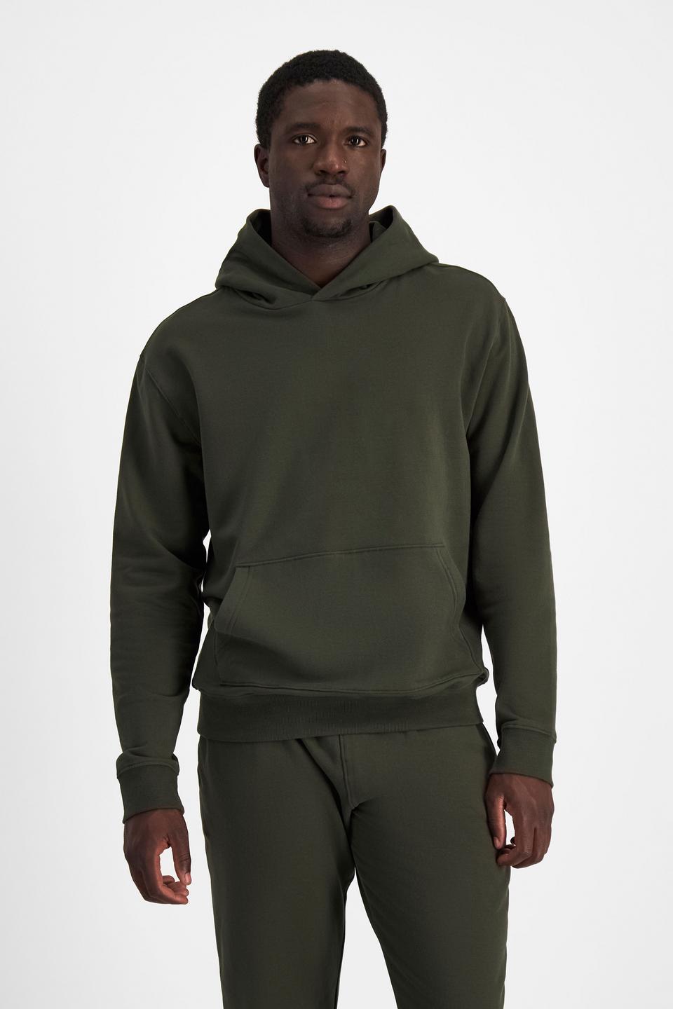 Emmanuel (He/Him) wears size M and is 183cm tall with 97cm chest and 81cm waist