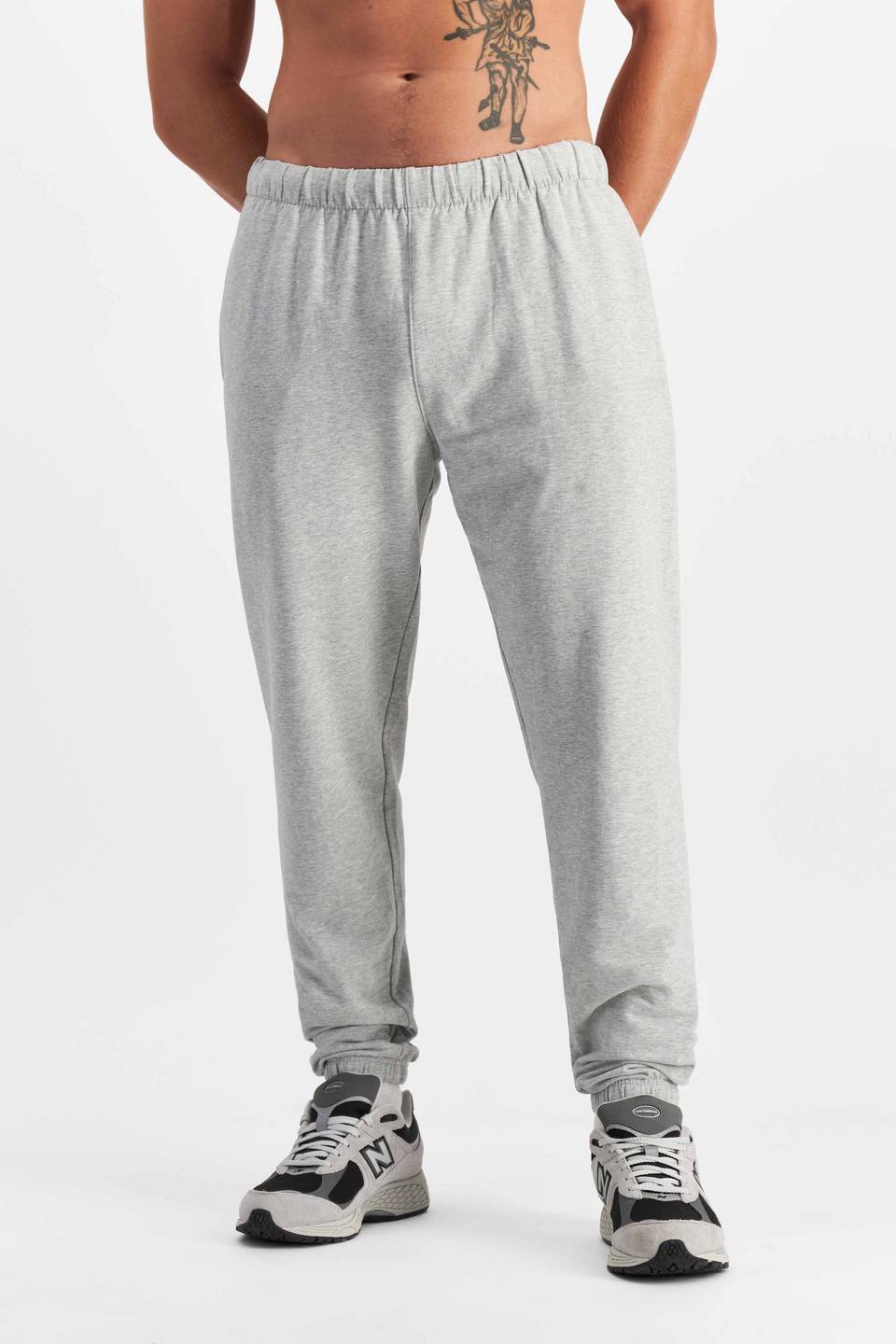 JOSH (He/Him) wears size M and is 185.48cm tall with 99cm chest and 81cm waist
